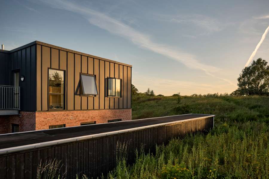 Historischer Wald bekommt einen Seerosen-Nachbarn mit Stahlprofilen verkleidet, Åkandehaven, Langedam 1, 3250 Græsted, Dänemark